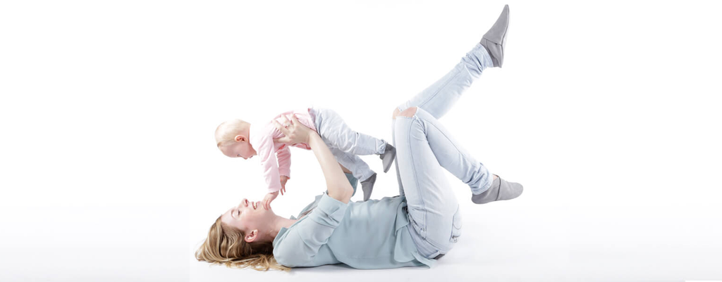 mama met dochter met matching slofjes