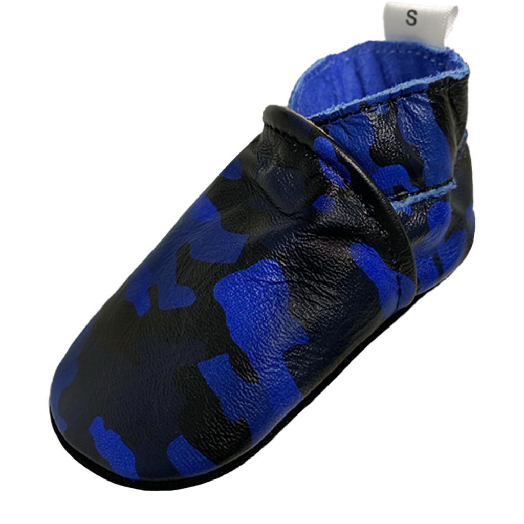 babyslofjes in blauw zwarte camo print voorkant