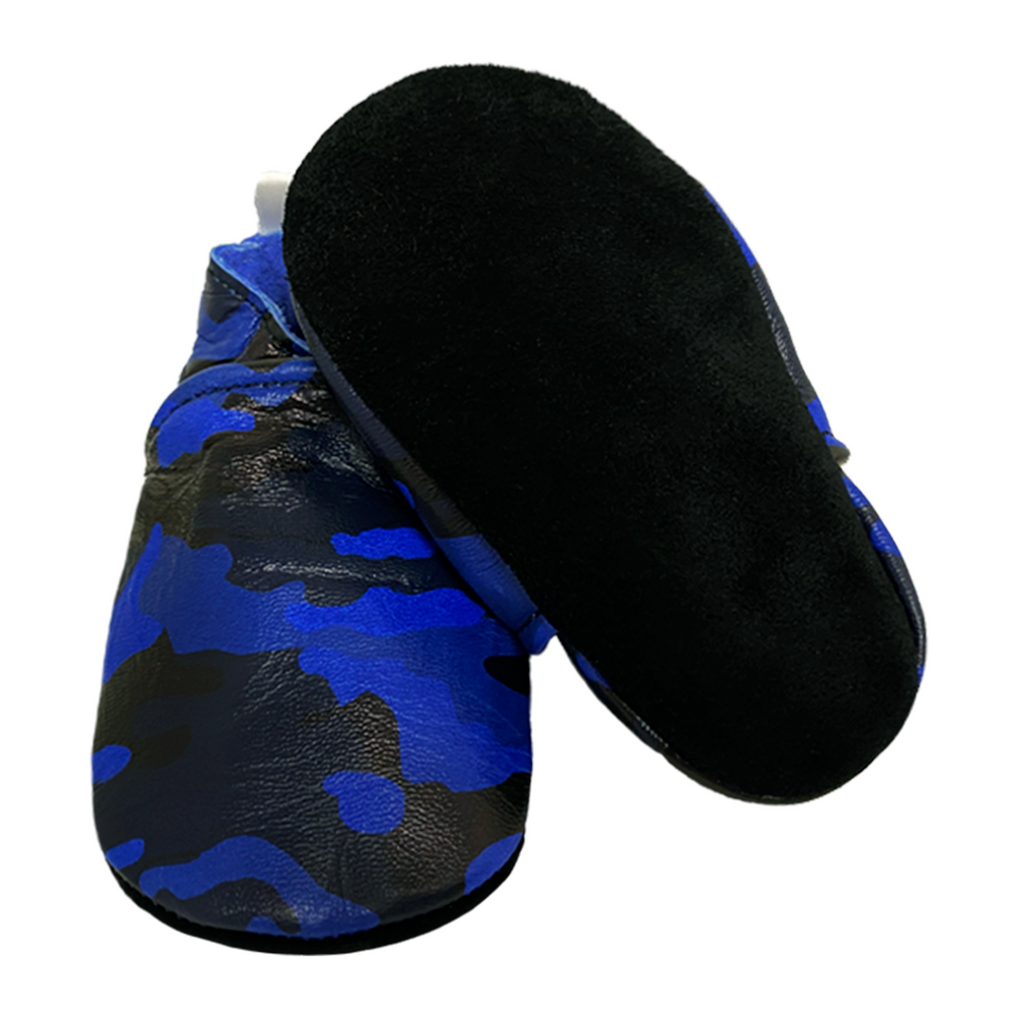 babyslofjes in blauw zwarte camo print upside down