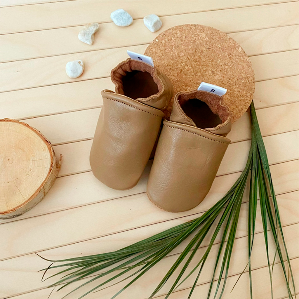 Babyslofjes effen camel kleur mood